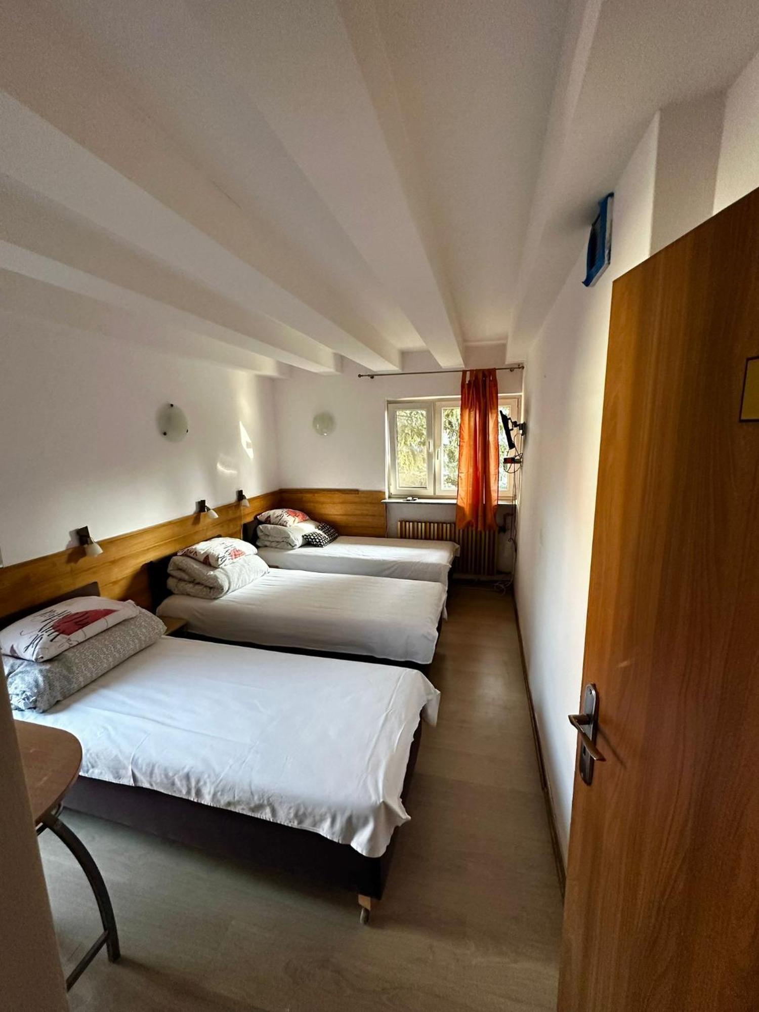 Hostel Tolek Варшава Экстерьер фото